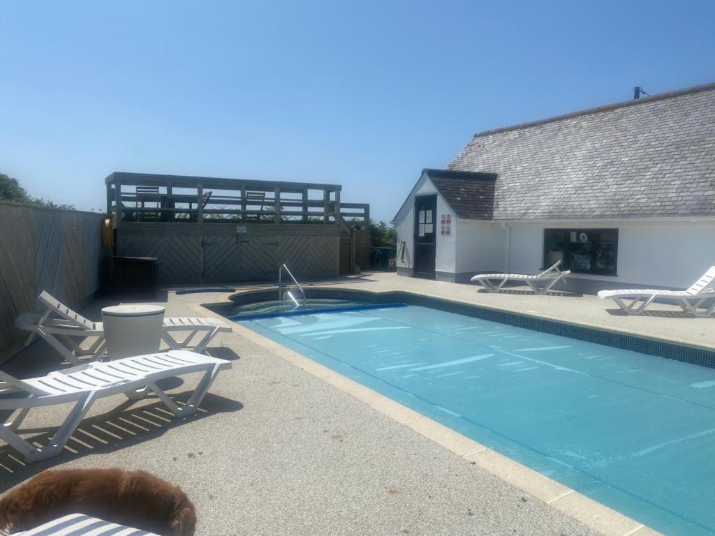 2 Bedroom Cottage Sleeps 4 With Hot-Tub, & Shared Pool Use Сенен Екстериор снимка